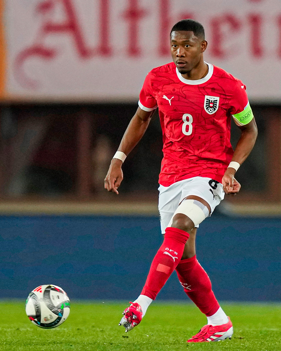 欧联今夜再迎强敌;拜仁慕尼黑复出首秀;主帅态度——更衣室稳定;年轻球员得到机会的简单介绍 欧联今夜再迎强敌;拜仁慕尼黑复出首秀;主帅态度——更衣室稳定;年轻球员得到机会的简单介绍